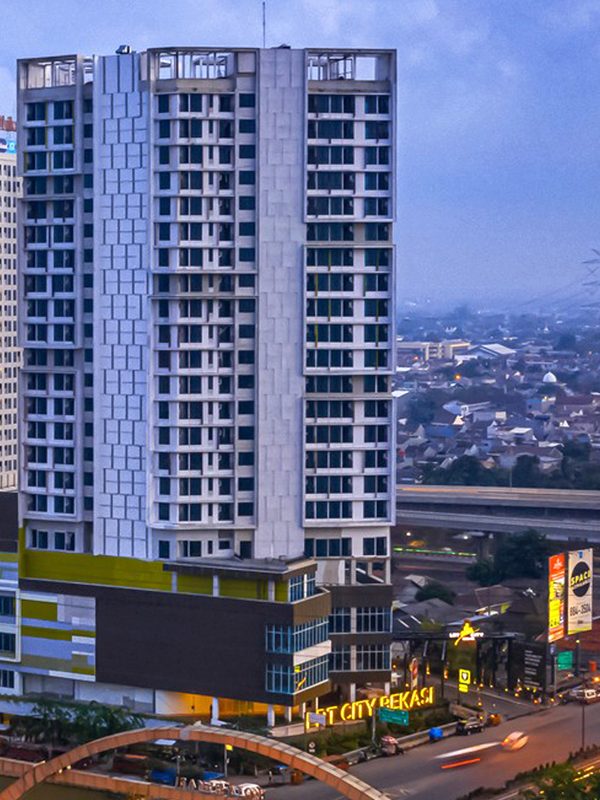 Tower Hadap Kolam Renang